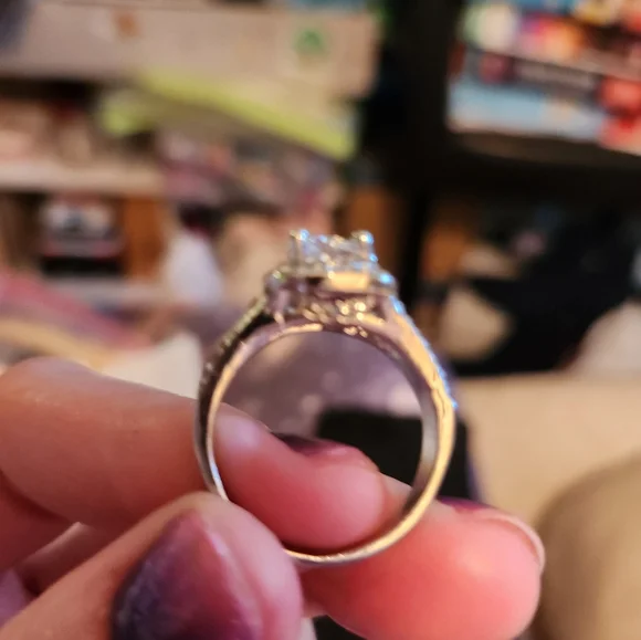 Fashion ring size 8 - Picture 2 of 3